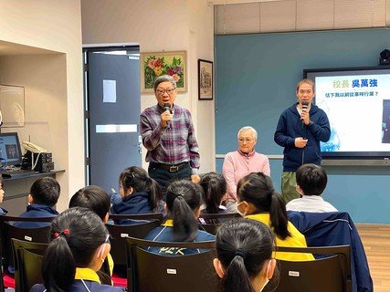 保良局溫林美賢耆暉中心其中一名星級導師，退休校長吳萬強先生(左一)與其他長者導師到保良局何壽南小學與學生分享人生經歷。
