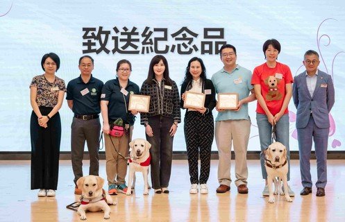 保良局張馨玲總理(左四)代表致送紀念品予贊助及合作機構。