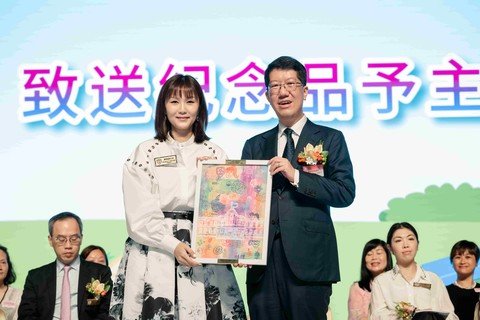 保良局龐董晶怡主席(左)致送學生畫作紀念品予教育局杜永恒副秘書長(右)。