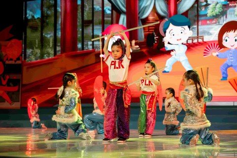 保良局屬下幼稚園畢業生聯合參與以「運動」為主題的表演節目「活力無限 愛心滿載」，答謝師長三年的愛顧和教導。