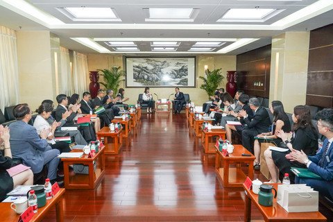 保良局甲辰年董事會訪問團成員與中央港澳辦趙旭東五局副局長及多位領導，就兩地交流合作及維護國家安全等議題上交流。