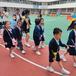 小學哥哥姐姐帶我們參觀小學。