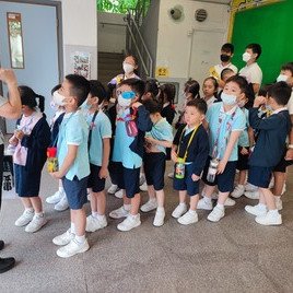 排排隊，準備入課室。