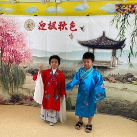 華服的衣袖很長，很有趣。