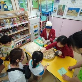 姨姨向我們介紹「叮叮糖」的製作過程。