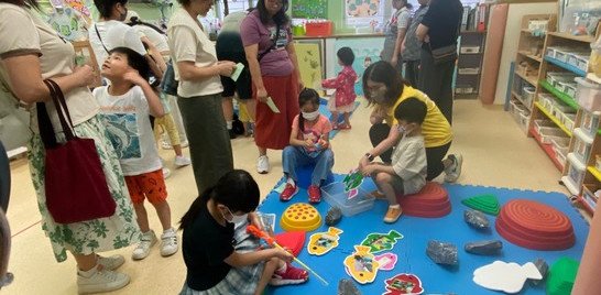 我們合作釣魚，還回答問題呢!