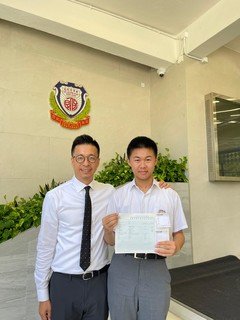 相片一︰
保良百周年李兆忠紀念中學劉昀同學（右）考獲５科「5**」之佳績，與該校呂恒森校長（左）合照。

