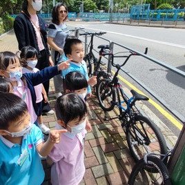 嘩!馬路上有很多車子! 