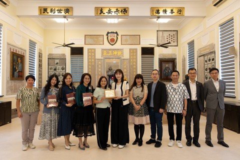 香港迪士尼樂園度假區代表早前於8月蒞臨保良局總局，參觀保良局博物館及兒童住宿服務。保良局龐董晶怡主席（正中）及一眾保良局董事會成員代表保良局致送紀念品予香港迪士尼樂園代表，包括黃婉筠傳訊及公共事務總監（左五）、黃翠芝企業公民事務經理（左四）、趙如敏企業公民事務經理（左三）及徐筱勤高級商務活動銷售經理（左二），並感謝香港迪士尼樂園的善心捐贈。