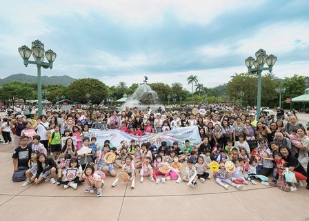 保良局龐董晶怡主席及一眾保良局董事會成員以及藝人，攜同家人與住局兒童在香港迪士尼樂園正門噴水池及奇妙夢想城堡前進行大合照。