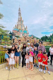保良局譚毓楨副主席與一眾藝人及其家人在香港迪士尼樂園暢玩多項遊樂設施包括魔雪奇緣世界，與保良局住局兒童同樂。