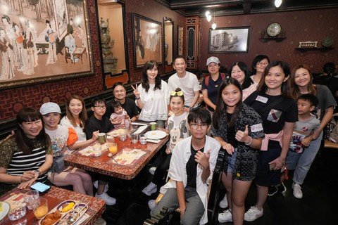 保良局董事會成員與一眾藝人及其家人，攜保良局住局兒童在迷離莊園內的大冒險家餐廳共進午餐，溫馨滿載。