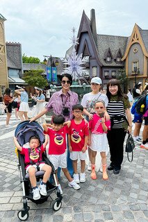 保良局譚毓楨副主席與一眾藝人及其家人在香港迪士尼樂園暢玩多項遊樂設施包括魔雪奇緣世界，與保良局住局兒童同樂。