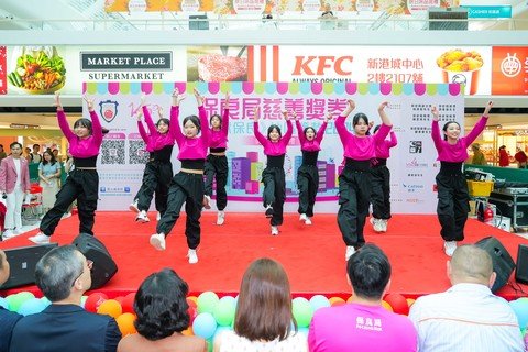 保良局胡忠中学舞蹈团表演助庆。