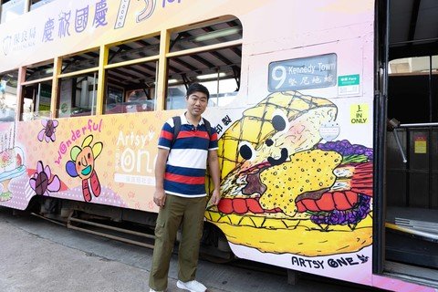 保良局夏利萊博士伉儷綜合復康中心的學員衍麟，亦是本局首位註册的展能藝術家，所畫的菠蘿包就是他經常創作的主題，「我平時十分喜歡遊覽和了解香港的文化，菠蘿包為香港的特色美食，因此菠蘿包成為其中一個我的創作靈感。中心會安排手工藝導師引導我創作不同的手工藝作品，同時，中心會安排我參加不同的藝術活動例如香港展能節，以擴闊我的創作視野。」