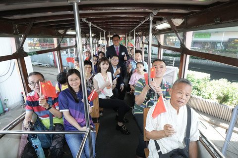 主禮團嘉賓與殘疾人士家庭同享電車遊覽樂。 