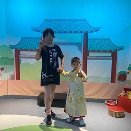 我和奶奶拍張古今服飾照!