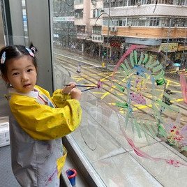 在玻璃窗上畫畫真特別!