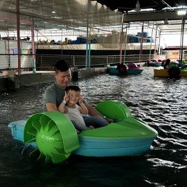 YEAH!爸爸和我合作划船。