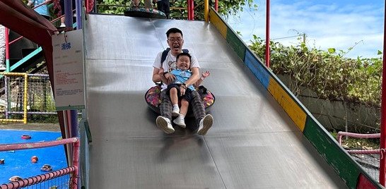 坐大水泡玩滑梯真刺激。