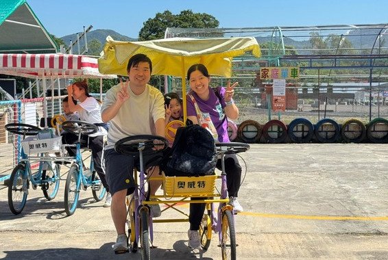 我和爸爸媽媽合作踩單車真開心。