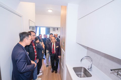 主禮團嘉賓參觀保良局李兆基青年綠洲各個樓層，了解綠洲的服務及配套設施。