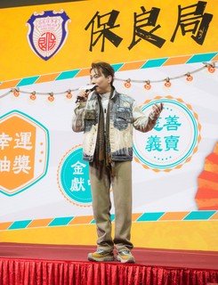 艺人颜米羔先生於现场高歌一曲，气氛热闹。
