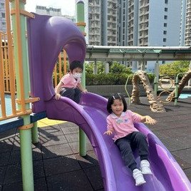 我們到公園玩滑梯，真開心!