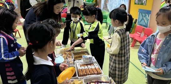 談談，吃吃，很開心呢!