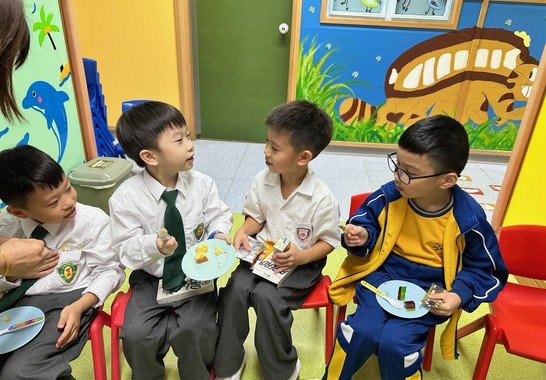 即使我們入讀不同的小學，大家仍是好朋友。