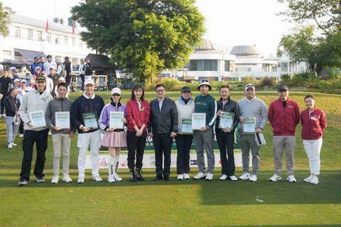 保安局邓炳强局长（左六）、保良局庞董晶怡主席（左五）、节目筹委会主席郭浩泉总理（右二）及邓李璧莛总理（右一）颁发纪念品予一众组队参赛之演艺嘉宾，包括苏志威（右四）、陈展鹏（右五）、单文柔（右六）、麦兆辉（右三）、谢高晋（左一）、张頴康（左二）、甄志强（左三）、林漪娸（左四）。