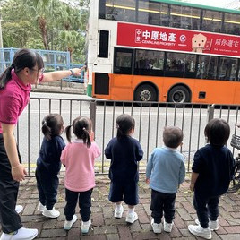 我哋见到巴士!