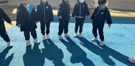 原来我哋背向太阳企，影子会出现喺我嘅前面。