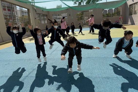 原来我跳起，影子会跟住我跳㗎!