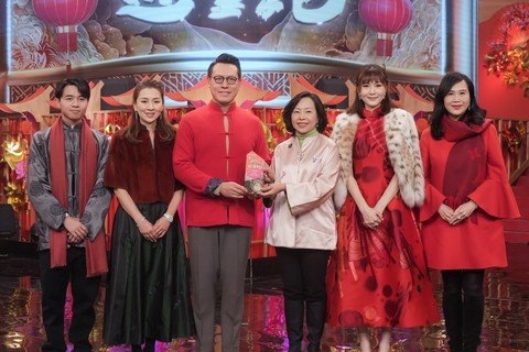 主礼人民政及青年事务局局长麦美娟女士, SBS, JP (右三)、保良局主席庞董晶怡女士(右二)以及一众保良局董事会成员代表保良局颁发奖座予节目呈献机构上海商业银行，由公司候任行政总裁林永德先生代表接受。