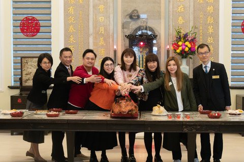 保良局龐董晶怡主席率領董事會成員及管理層於保良局總部舉行新春團拜。