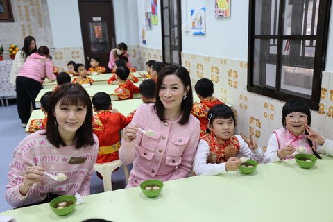 保良局庞董晶怡主席及佘诗曼小姐与保良局属校幼儿及住宿儿童一同品尝汤圆，庆祝元宵节。