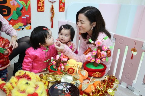 佘诗曼小姐与住宿儿童温馨互动，展现爱心与关怀。