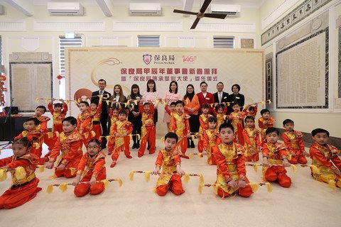 保良局属校幼儿於团拜活动上表演中国花棍舞，向各界拜年。