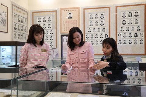 佘诗曼小姐在保良局庞董晶怡主席陪同下，参观保良局中座大楼及历史博物馆，了解保良局历史、最新发展，以及佘小姐家族前人曾任保良局总理及为保良局设计局徽的珍贵历史文献 。