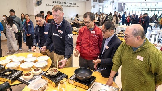 嘉賓們和參加者參與別具特色的煲仔飯及港式奶茶DIY活動。