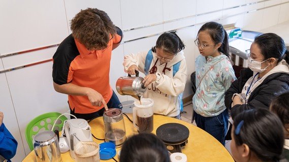 嘉賓們和參加者參與別具特色的煲仔飯及港式奶茶DIY活動。