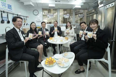 主禮團嘉賓參觀「幸福．煮」備餐間，並與社區客廳使用者一同享用幸福美點。