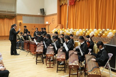 相片二至四：學生輪番上陣，進行街舞、中樂、管弦樂、手鈴及合唱表演，為典禮增添熱烈氣氛。