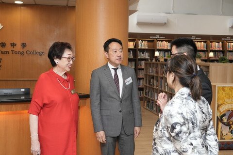 相片五：主禮團嘉賓參觀及了解校內服務及配套設施。