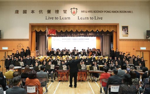 相片二至四：學生輪番上陣，進行街舞、中樂、管弦樂、手鈴及合唱表演，為典禮增添熱烈氣氛。