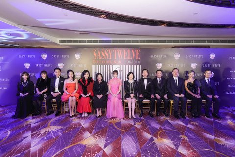 主禮嘉賓與保良局董事會成員伉儷、顧問及贊助善長合照留念。