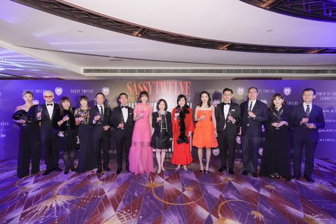 主禮嘉賓行政會議召集人葉劉淑儀女士, 大紫荊勳賢, GBS, JP(左八)聯同龐董晶怡主席(左七)、伍頴梅總理(右六)、梁鈞滺總理(左六)、顧曉楠總理(右五)、鍾偉棠總理(左五)、表演監製王以智女士(左四)及導演Mr. Sarunas GREBLIKAS(左二)與在場嘉賓祝酒。