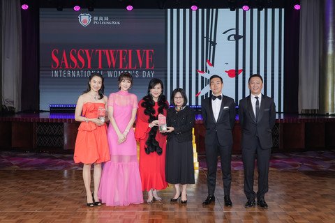 主禮嘉賓香港特別行政區行政長官夫人李林麗嬋女士(左四)代表保良局，頒贈紀念品予節目籌委會主席伍頴梅總理(左三)、梁鈞滺總理(右二)、顧曉楠總理(左一)及鍾偉棠總理(右一)。