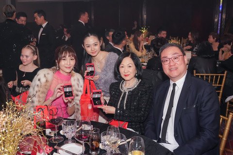 「Sassy Twelve紀念首飾套裝」由龐董晶怡主席及鍾偉棠總理為今年活動特意設計及贊助，善長踴躍購買支持。